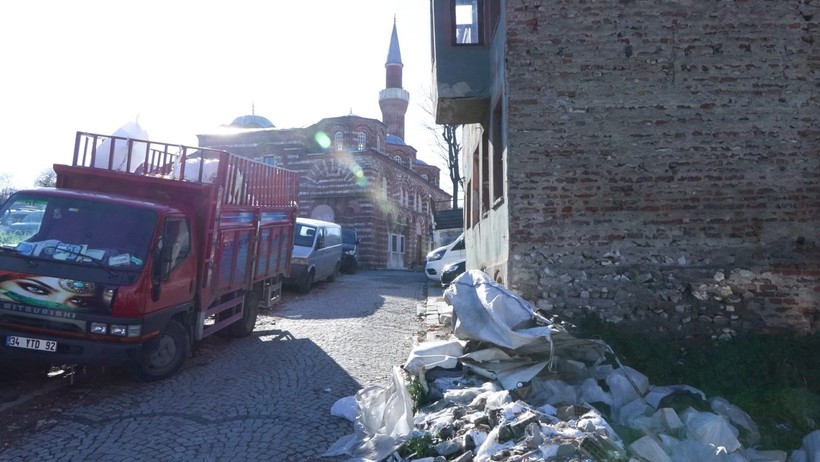 Molla Gürani Camii çöpler ve otopark arasında kayboluyor - Resim : 3