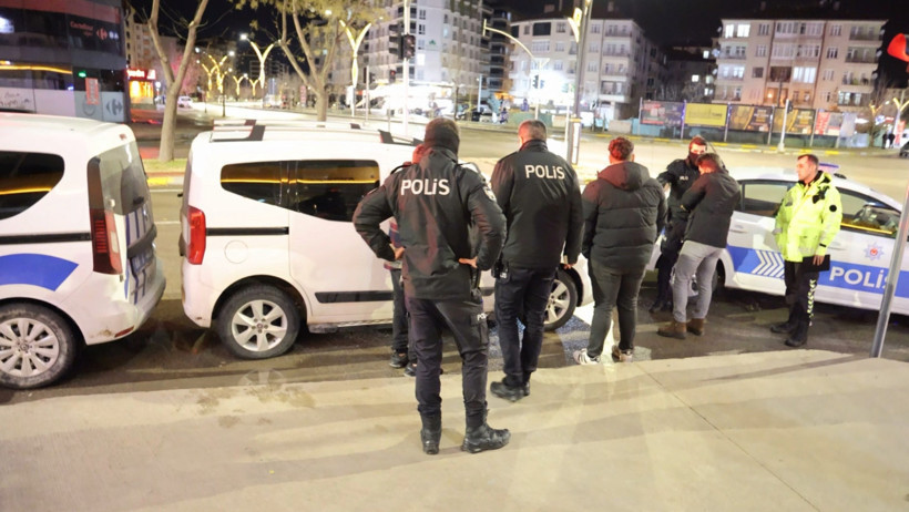 Polisin alkollü sürücü ile imtihanı: Kendini araca kilitledi - Resim : 1