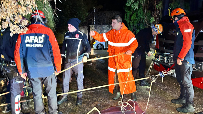 Falezdeki restoranın aşçısı denize düştü - Resim : 1