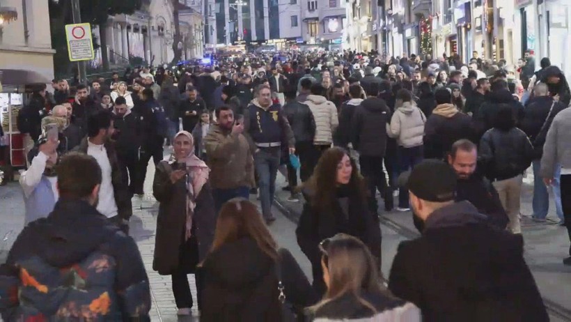 İstiklal Caddesi'nde yılbaşı yoğunluğu - Resim : 2