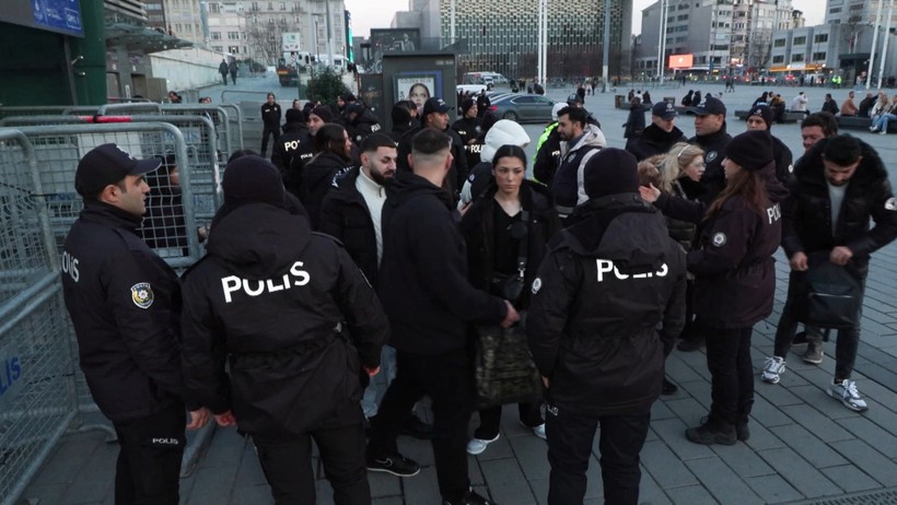 İstiklal Caddesi'nde yılbaşı yoğunluğu - Resim : 4