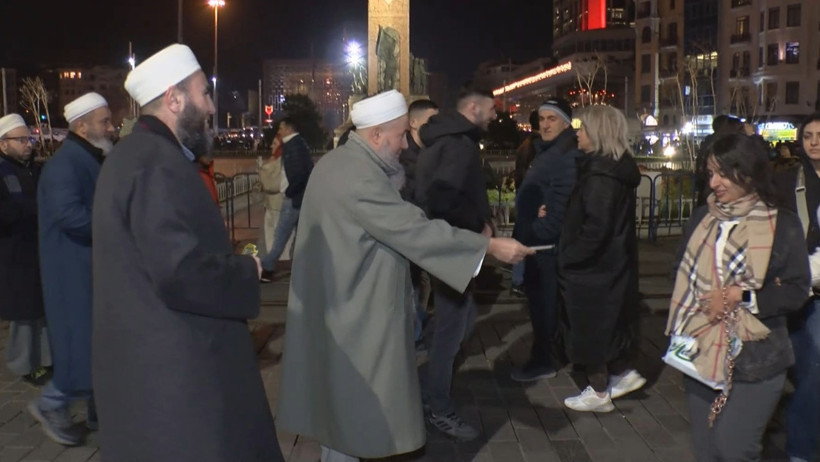 Tebliğciler Taksim Meydanı'ndaydı - Resim : 1
