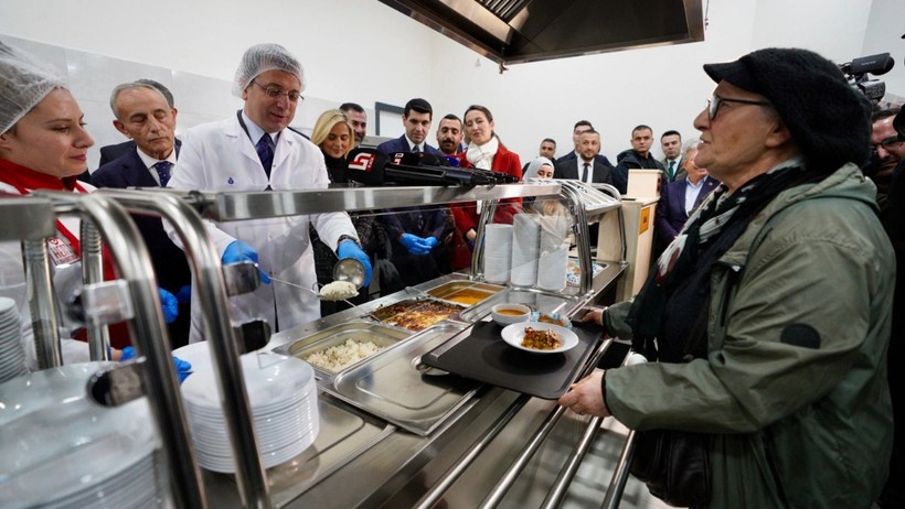 16'ncı Kent Lokantası, kayyum atanan belediyenin karşısında açıldı - Resim : 1