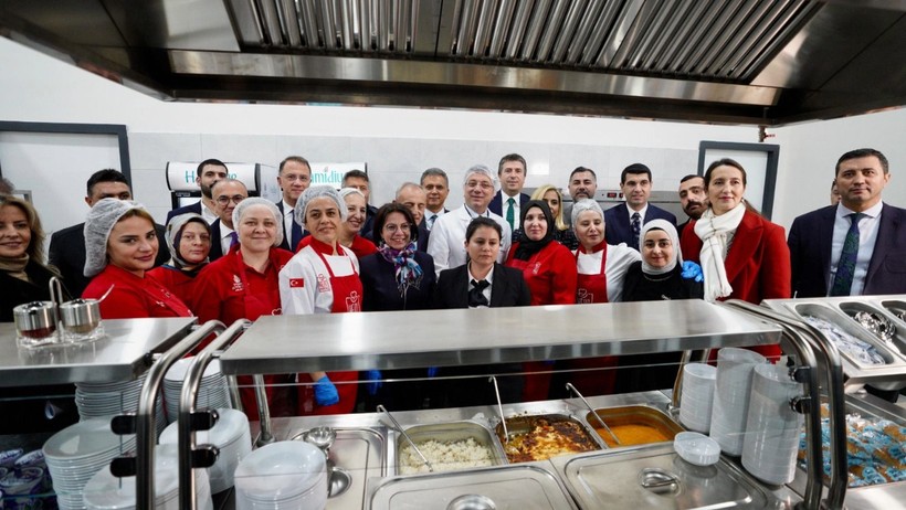 16'ncı Kent Lokantası, kayyum atanan belediyenin karşısında açıldı - Resim : 2