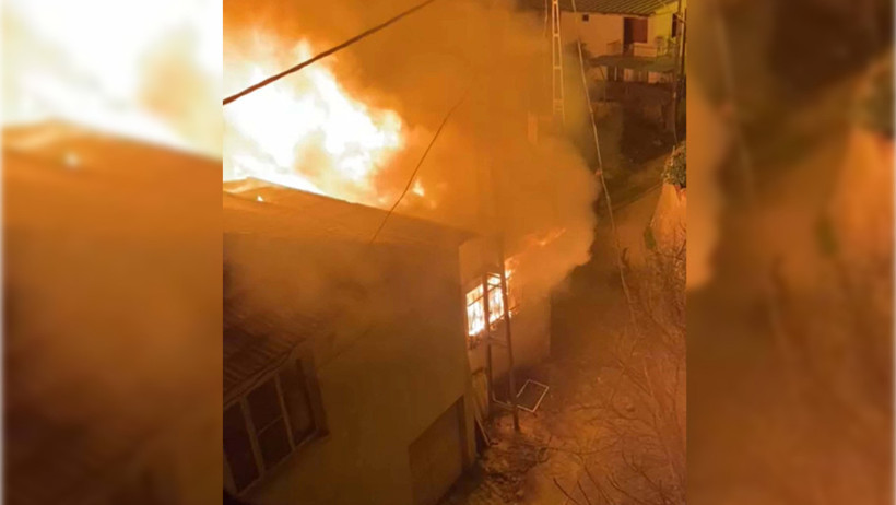 Yangında ölen 2 kardeş, yan yana toprağa verildi - Resim : 1