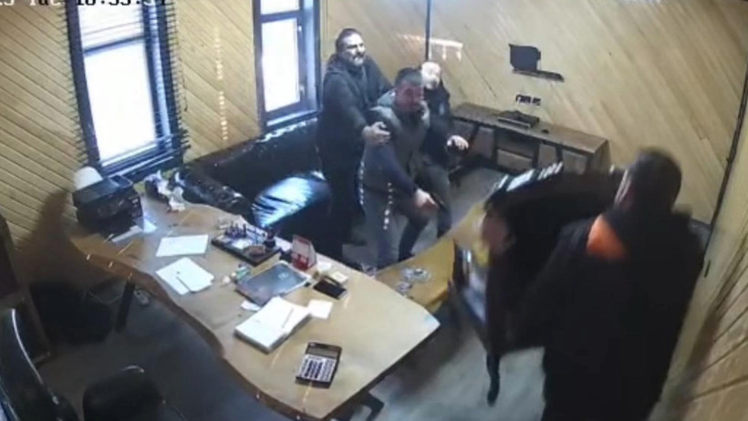 Fabrika sahibine doğrulttuğu silah tutukluk yaptı - Resim : 1