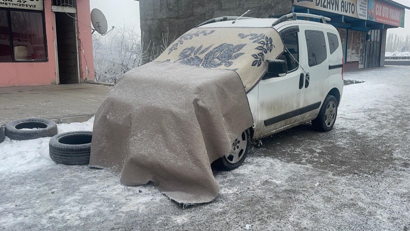 Ağrı buz kesti: Çatılarda metrelerce buz sarkıtları oluştu - Resim : 2