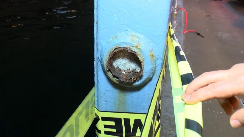 Galata'ta çürük korkuluk kazası: Denize uçtu - Resim : 1