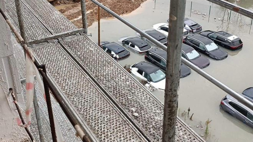 İstanbul'da sağanak, lüks araçları sular altında bıraktı - Resim : 1