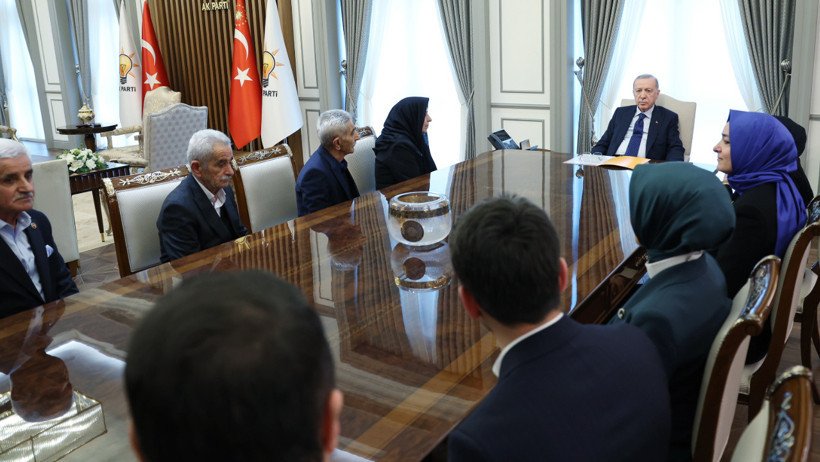 Cumhurbaşkanı Erdoğan, İkiyaka katliamı mağdurlarıyla görüştü - Resim : 1
