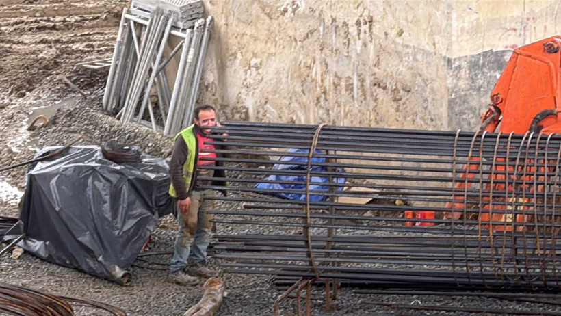 Vinç kovasıyla ölen işçinin arkadaşları sinir krizi geçirdi - Resim : 3