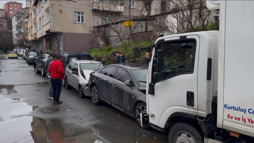 Beyoğlu'nda 7 araca çarpıp kaçtı - Resim : 1