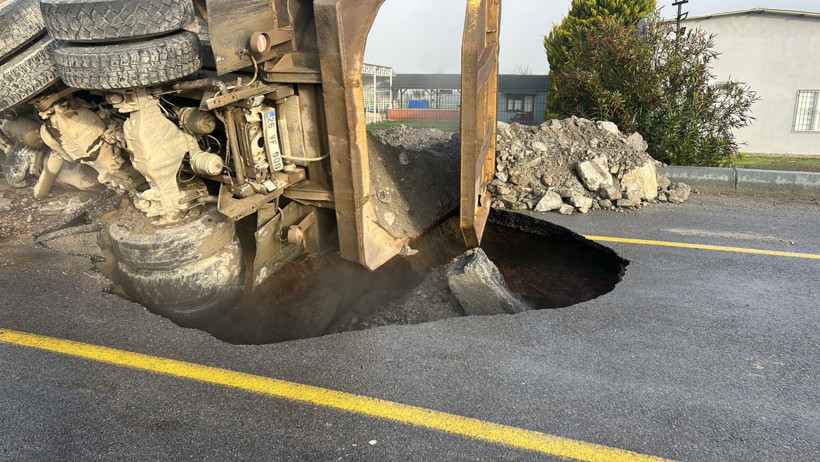 Deprem sonrası yol yarıldı, kamyon içine düştü - Resim : 1