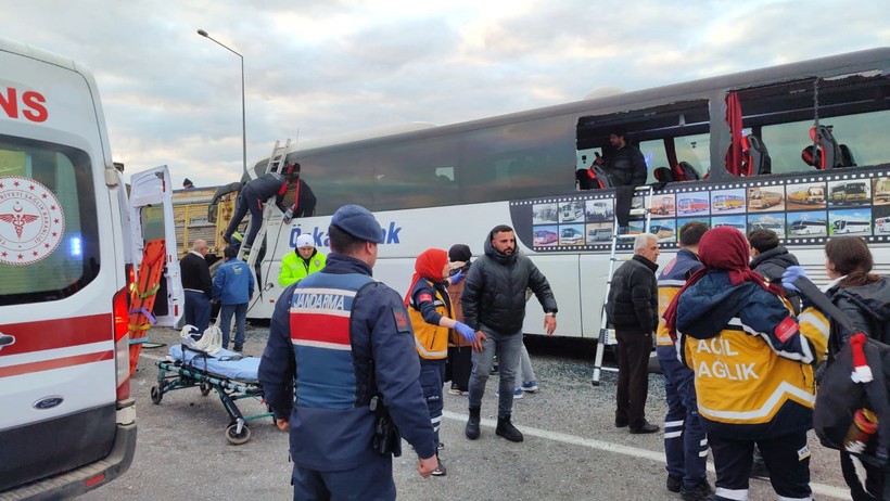 Yolcu otobüsü TIR'a çarptı: Ölü ve yaralılar var - Resim : 1