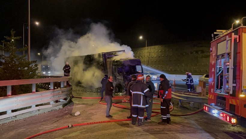 Kömür taşıyan TIR kül oldu - Resim : 1