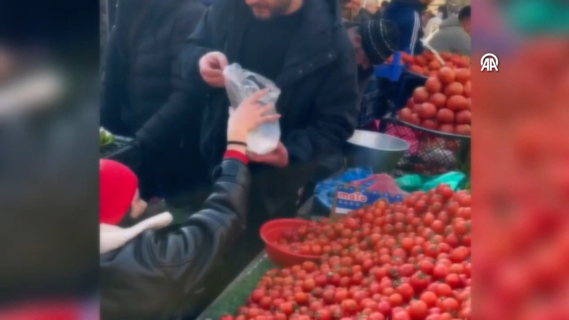 Pazarcı değil, torbacı: Domateslerin arasına uyuşturucu saklamış! - Resim : 1