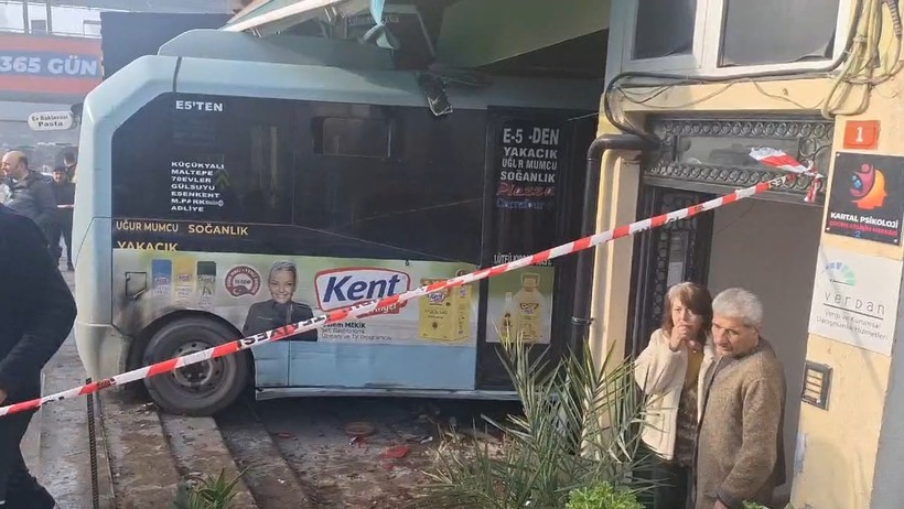 İstanbul'da minibüs dükkana girdi: Yaralılar var - Resim : 1