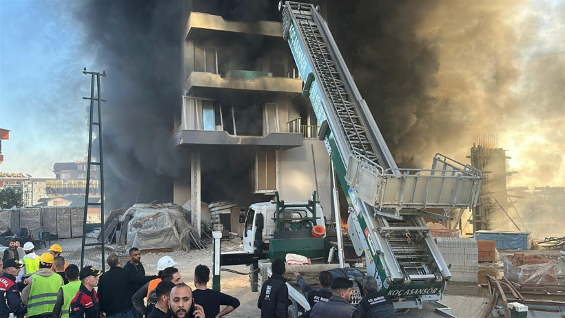 Otel inşaatında yangın: Mahsur kalan işçiler kurtarıldı - Resim : 2