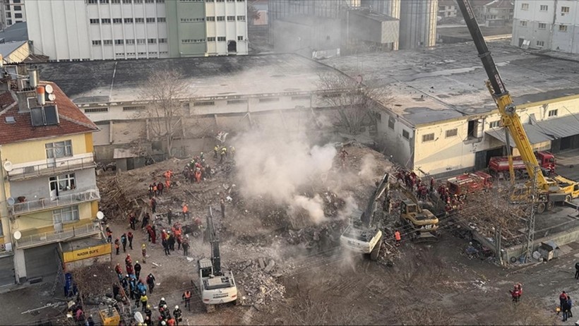 Enkazda kalan ailenin dairesinin zili çalışmıyormuş - Resim : 1