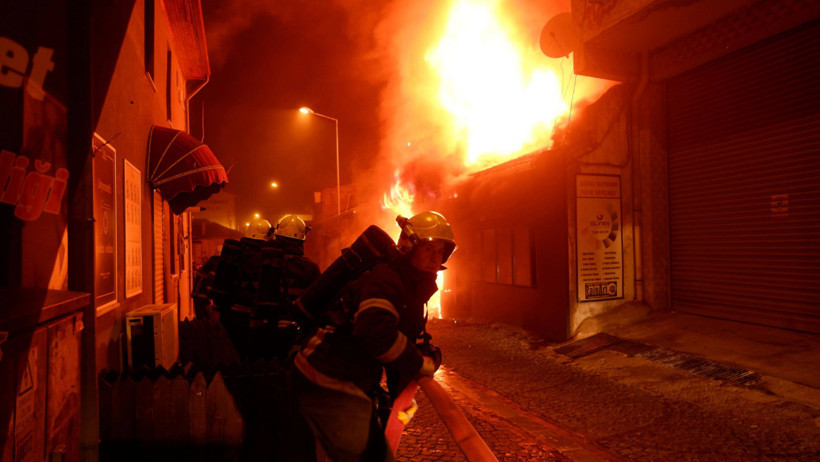 Çakmakçıda çıkan yangın 5 dükkanı kül etti - Resim : 1