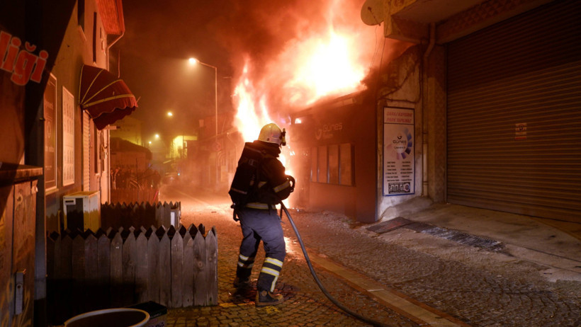 Çakmakçıda çıkan yangın 5 dükkanı kül etti - Resim : 2