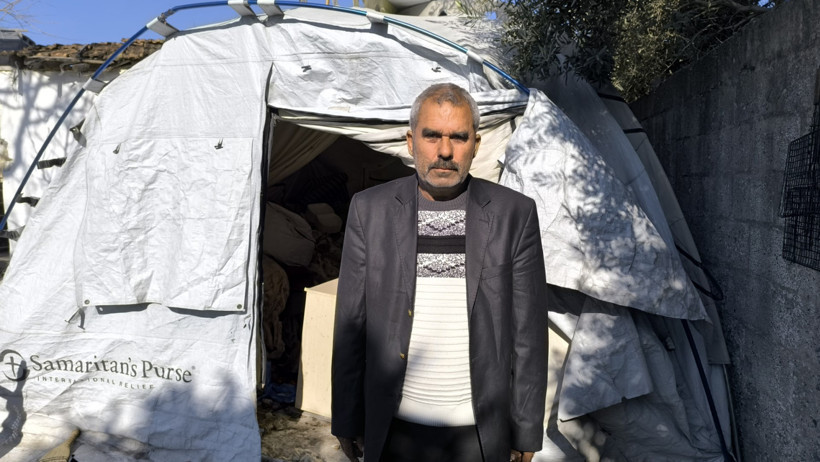 Depremde çatısı uçtu, evi yandı, hala tek göz odada kalıyor: 'Emekliyim, yapamıyorum' - Resim : 1