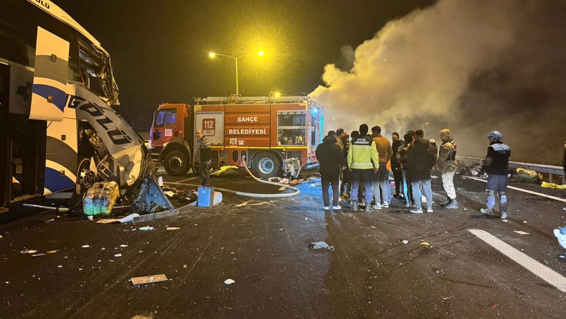 Zincirleme kazanın ardından iki araç alev aldı: 1 ölü 19 yaralı - Resim : 6