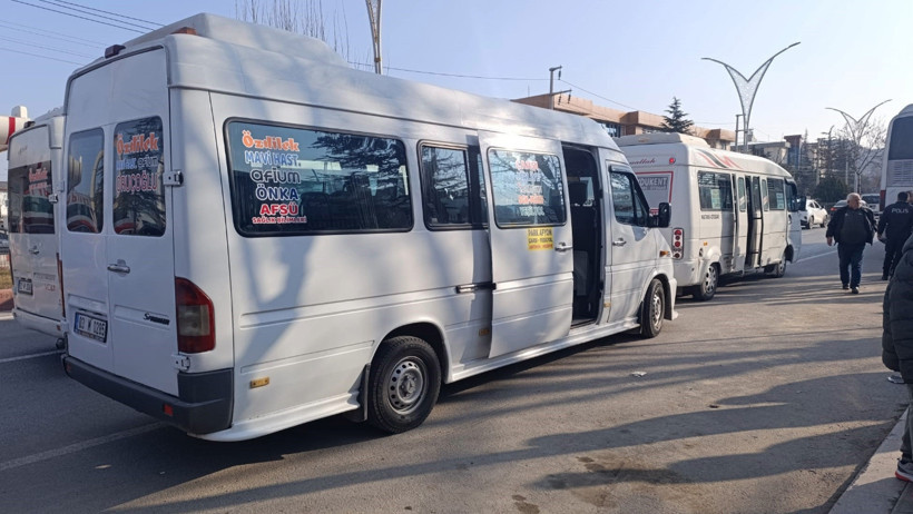 Dolmuşçuların yolcu kavgasında silahlar çekildi: 2 ağır yaralı - Resim : 1