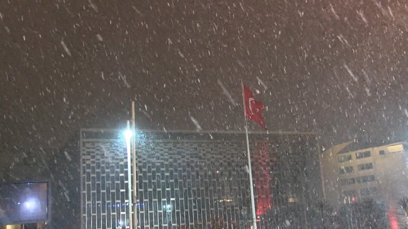 İstanbul beyaza büründü: Gece boyunca kar yağışı devam etti - Resim : 2