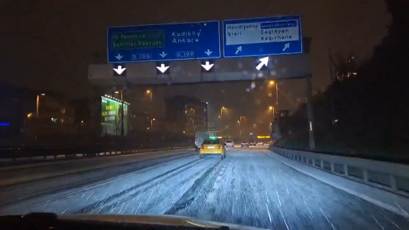 İstanbul beyaza büründü: Gece boyunca kar yağışı devam etti - Resim : 3