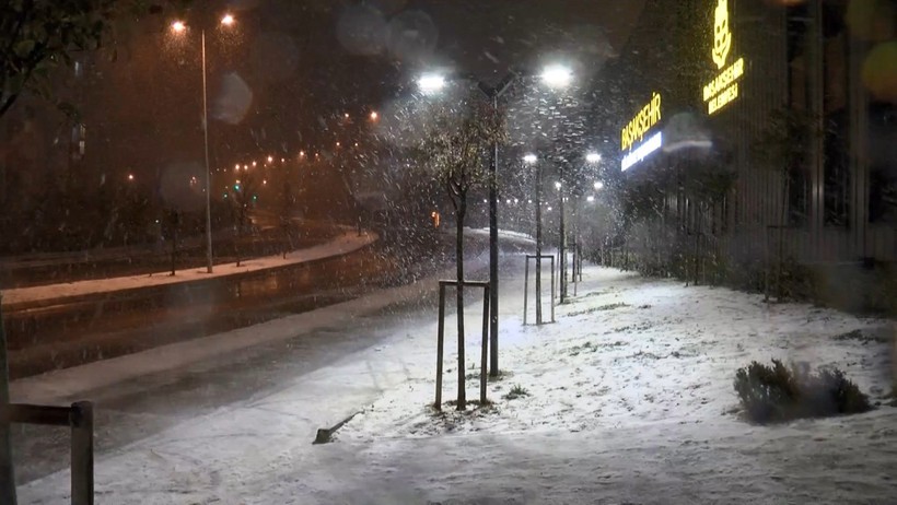 İstanbul'da kar yağışı etkili oldu, araçlar yolda kaldı - Resim : 2