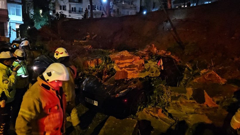 Araçlarının üzerine istinat duvarı düştü - Resim: 8