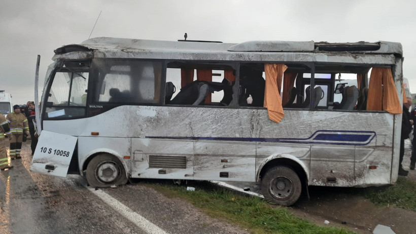 Sabah vardiyasına giden işçi servisi kaza yaptı: 18 yaralı - Resim : 1