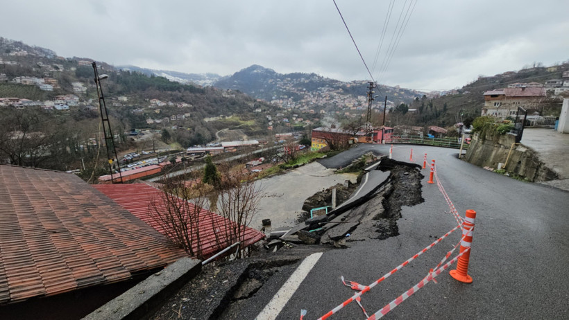 İstinat duvarı yıkıldı, yol böyle çöktü - Resim : 1