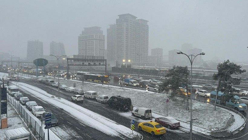 İstanbul'da kar yağışı: Yollar beyaza büründü - Resim : 1