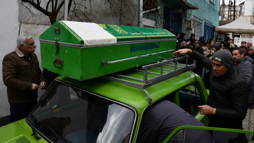 Vasiyetini geri çevirmediler: 29 yıllık arabası cenazesini taşıdı - Resim : 1