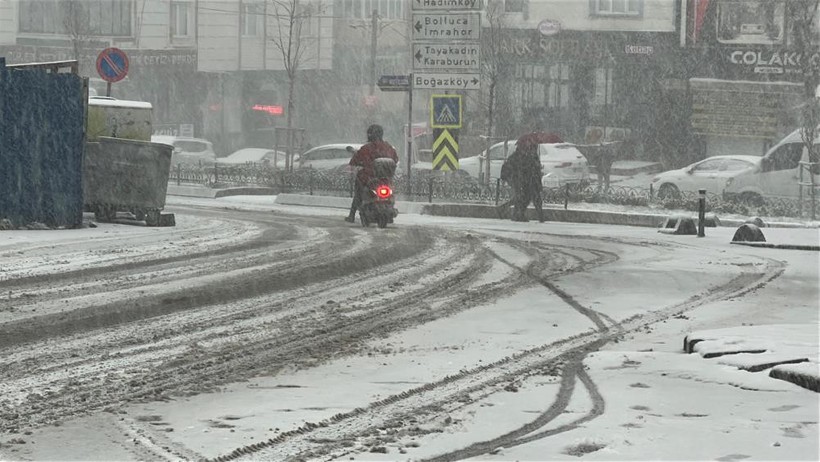 İstanbul'da kar yağışı: Yollar beyaza büründü - Resim : 3