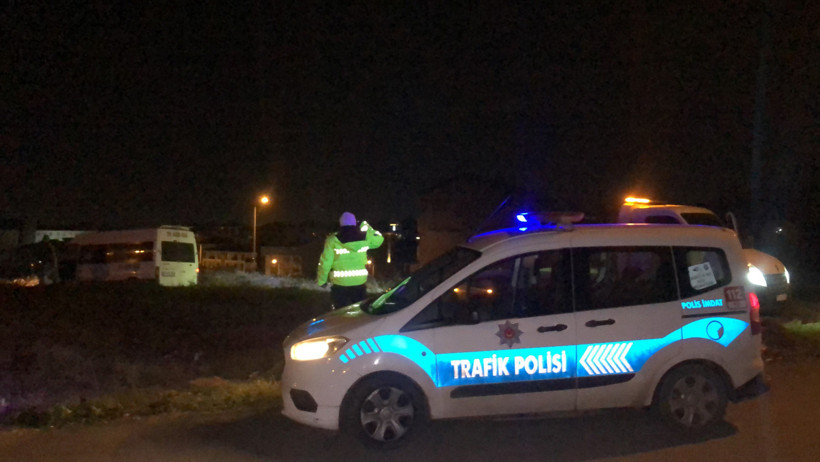 Polisten kaçan servis minibüsü tarlaya girdi: 1 yaralı - Resim : 1