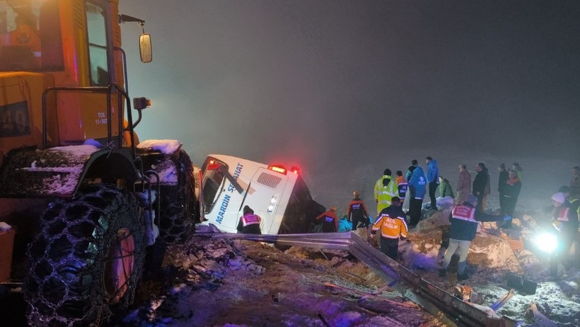 Bingöl’de yolcu otobüsü devrildi: 5 ölü, 38 yaralı - Resim : 2