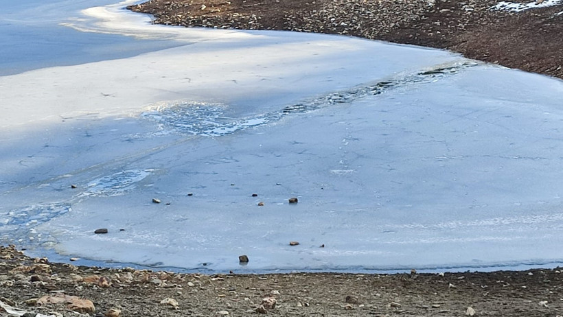 Buz tutan gölete düşen çocuk boğuldu - Resim : 1