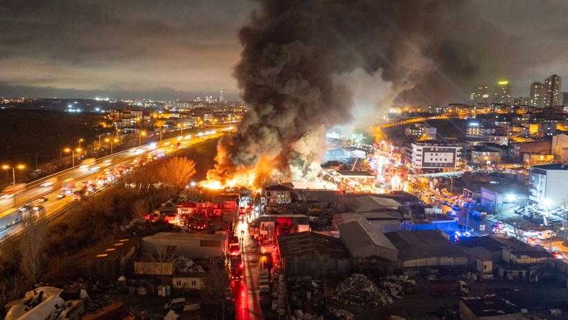 İstanbul'da korkutan yangın! - Resim : 4