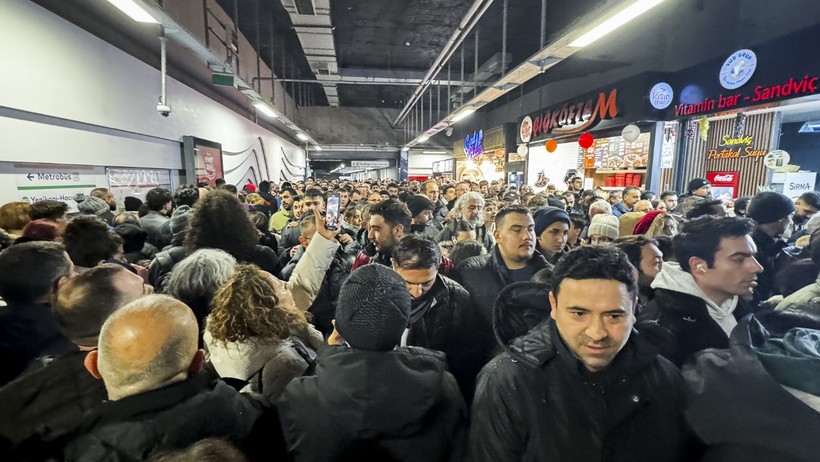 İstanbul’da kar bastırdı, trafik kilitlendi - Resim : 3