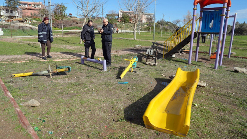Bu düşmanlığı kimse anlamadı: Parkı çocukların elinden aldılar - Resim : 1