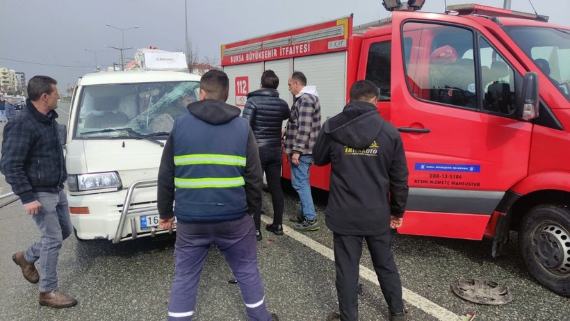 Araca çarpıp minibüsün içinde sıkıştı - Resim : 1