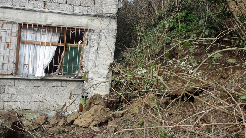 Binaya toprak kütlesi düştü: Evinin mutfağında yaralandı - Resim : 1