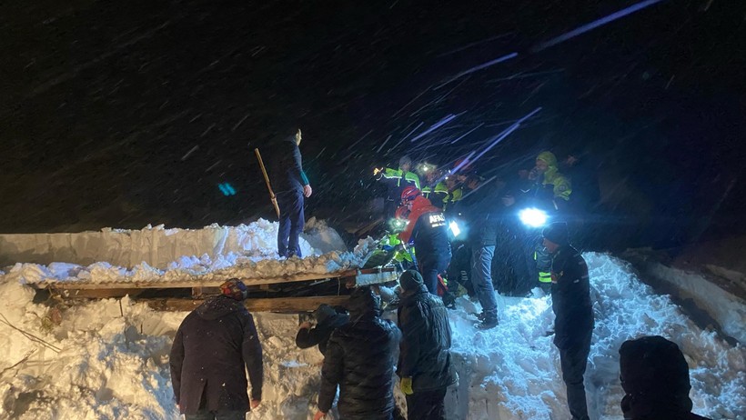 Karın etkisiyle ahır çöktü: Çok sayıda hayvan öldü - Resim : 2