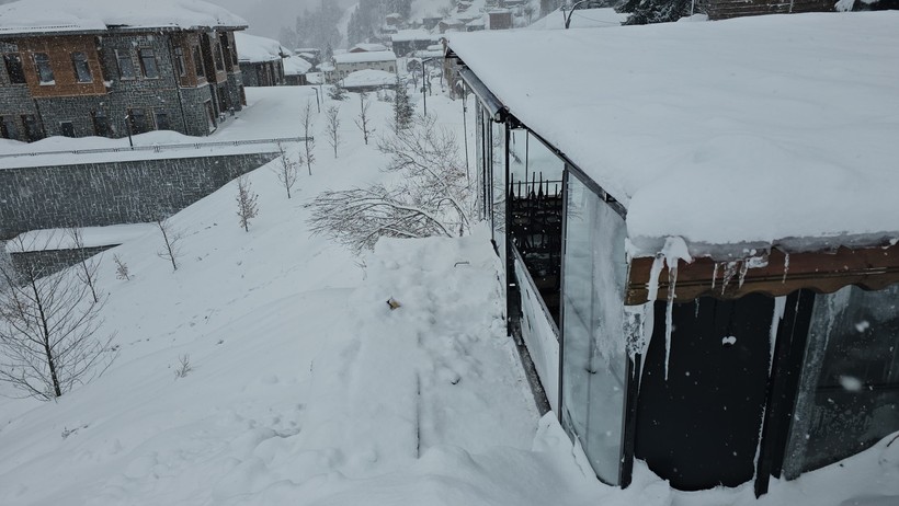 Ayder'de çığ paniği geçti, hasarı kaldı - Resim : 1