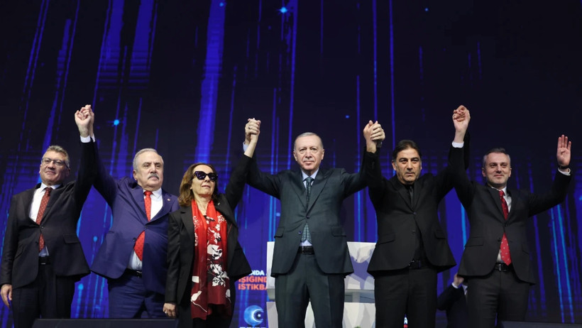 Davutoğlu aile fotoğrafını ilk kez yorumladı: AKP'ye mesaj, eski yol arkadaşlarına 'tavsiye' - Resim : 1