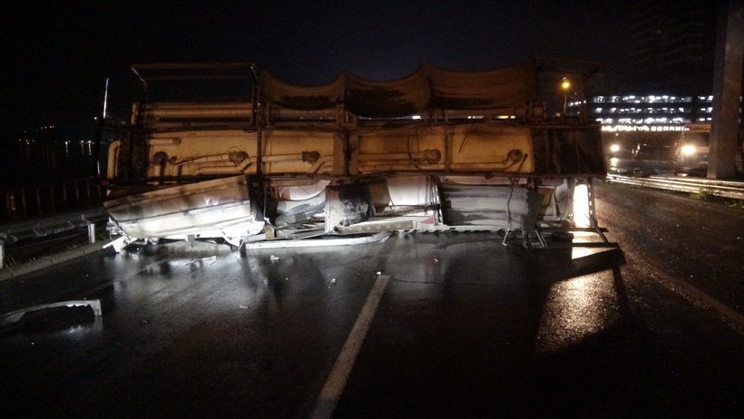 İzmir'de karşı şeride geçen mazot yüklü tanker, dehşet saçtı - Resim : 1