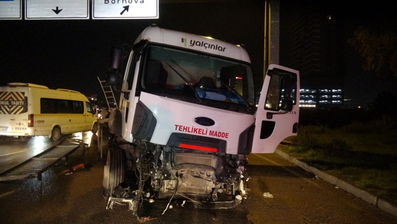 İzmir'de karşı şeride geçen mazot yüklü tanker, dehşet saçtı - Resim : 2